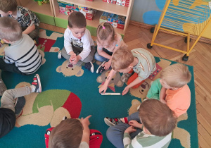 Dzieci układają puzzle