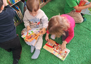 Dzieci oglądają książeczki