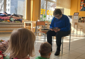 Pani bibliotekarka czyta ksiażkę