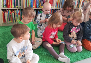 Dzieci dostały zakładki do książeczek