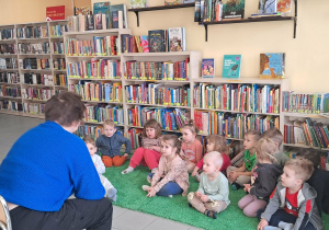 Dzieci słuchają co można robić w bibliotece