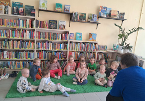 Dzieci próbują zadawać pani pytania