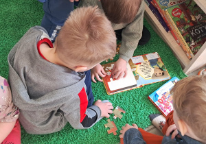 Dzieci wspólnie oglądają książki