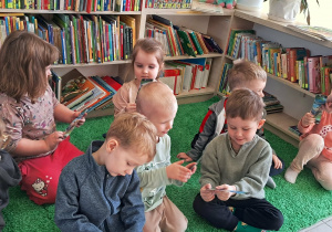 Dzieci oglądają zakładkę do książki