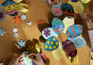 Dzieci ozdabiają wianki wielkanocne na kiermasz