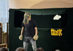 Postać Wilka podczas przedstawienia "Trzy Małe Świnki"