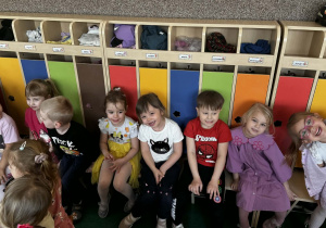 Dzieci podczas przedstawienia "Trzy Małe Świnki"