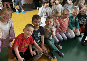 Dzieci podczas przedstawienia "Trzy Małe Świnki"