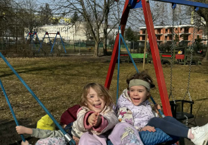 Dzieci bawią się na placu zabaw