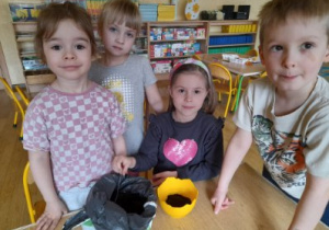 Dzieci na zajęciach przyrodniczych sadzą owies