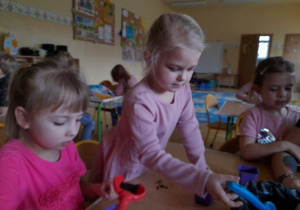 Dzieci na zajęciach przyrodniczych sadzą owies