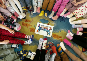 Dzień Kolorowej Skarpetki - zdjęcie pamiątkowe kolorowych skarpetek