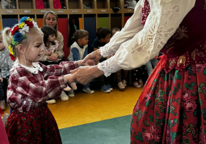 Dziewczynka tańcząca ludowy taniec