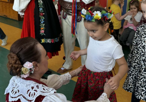 Dziewczynka przymierza strój ludowy