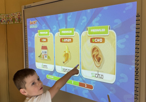 Wprowadzenie litery "U" przy użyciu tablicy multimedialnej