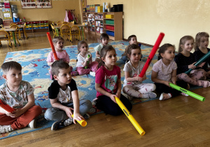 Dziecko gra na akordeonie