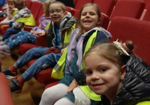 Dzieci siedzą na siedzeniach w teatrze
