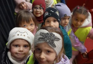 Dzieci na wycieczce w teatrze