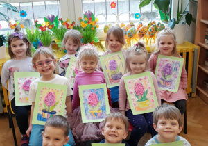 Dzieci prezentują swoją pracę plastyczną.