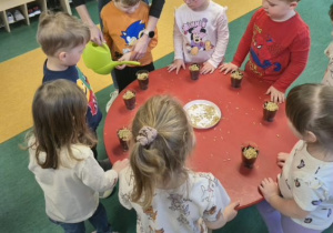 Dzieci sadzą owies.