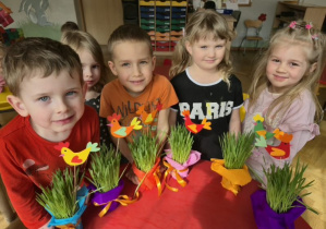 Dzieci prezentują wyrośnięty owies.