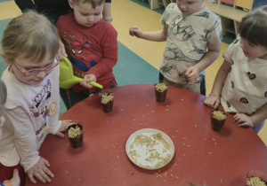 Dzieci sadzą owies.