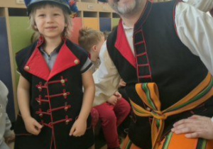 Chłopiec prezentuje strój ludowy.