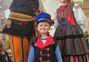 Chłopiec prezentuje strój ludowy.