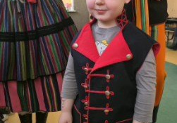 Chłopiec prezentuje strój ludowy.