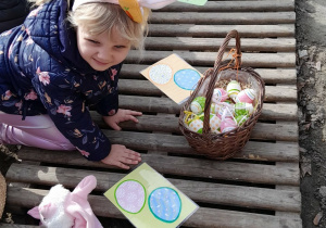 Dziewczynka układa jajka.