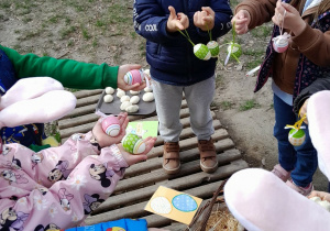 Dzieci pokazują jajka do gry.