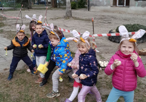 Dzieci szykują się do startu.