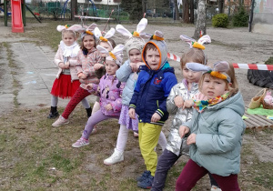 Dzieci ruszają na poszukiwanie pisanek.