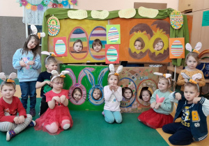 Dzieci pozują da zdjęcia wielkanocnego.