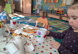 Dziewczynka pomalowała swój kubeczek