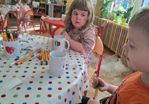 Chłopiec pokazuje co namalował