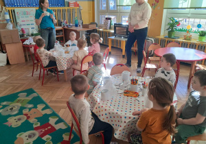 Dzieci słuchają Pani prowadzącej