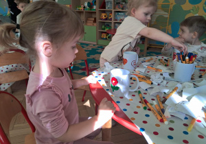 Dziewczynka maluje swój kubeczek