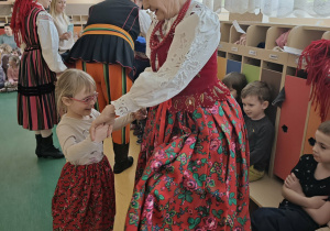 Pani dziewczynka tańczą