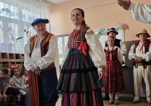 Para w stroju ludowym opoczyńskim