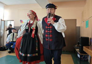 Para w stroju ludowym