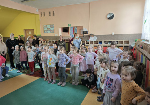 Dzieci tańczą w miejscu