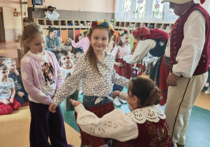 Dziewczynka przymierza spódniczkę góralką