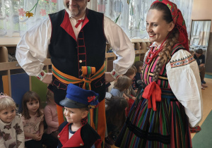 Para w stroju łowickim i chłopiec w przebraniu