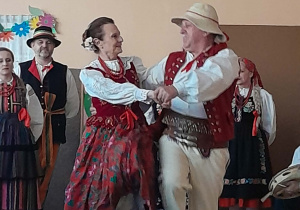 Para ludowa pokazuje taniec