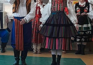 Para ludowa pokazuje strój ludowy