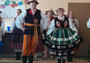 Para ludowa pokazuje strój ludowy