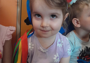 Dziewczynka ma na głowie wianek