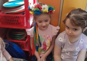 Dziewczynka ma na głowie wianek