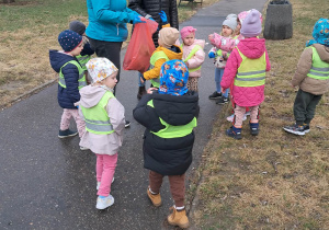 Dzieci sprzątają w pobliżu przedszkola